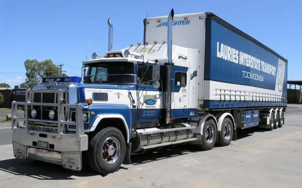 എന്തുകൊണ്ടാണ് ആഭ്യന്തര ട്രക്കുകൾ അവയുടെ എക്‌സ്‌ഹോസ്റ്റ് പൈപ്പുകൾ മുകളിലേക്ക് ചൂണ്ടാത്തത്?